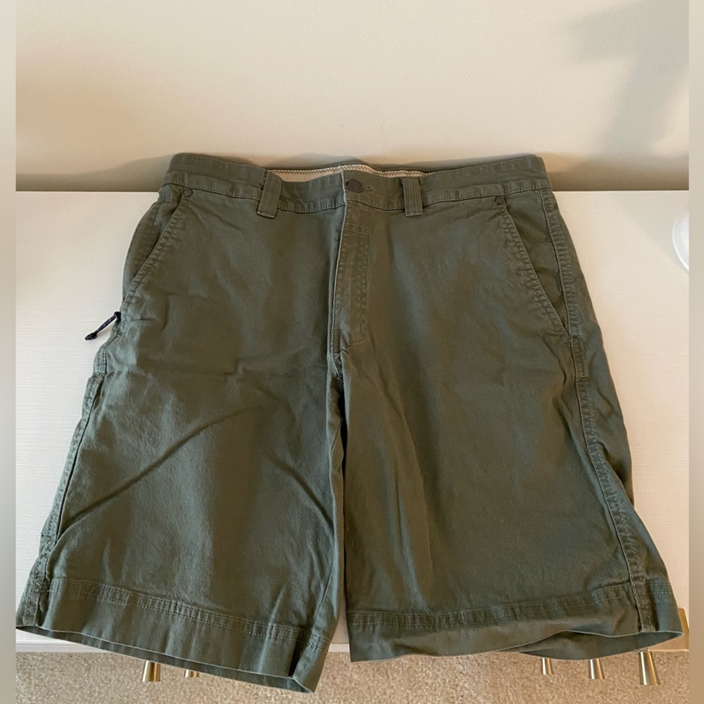Columbia Green Shorts: Men’s 34
